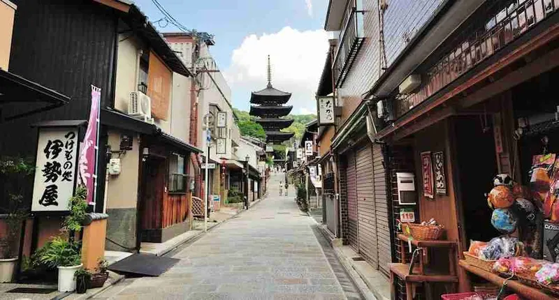Calle de Kioto con la pagoda Yasaka al fondo
