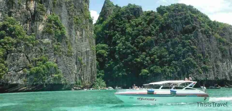 Lancha rápida junto a los acantilados de las islas Phi Phi
