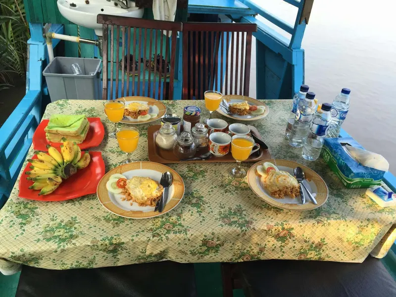 riquisimo desayuno en el klotok