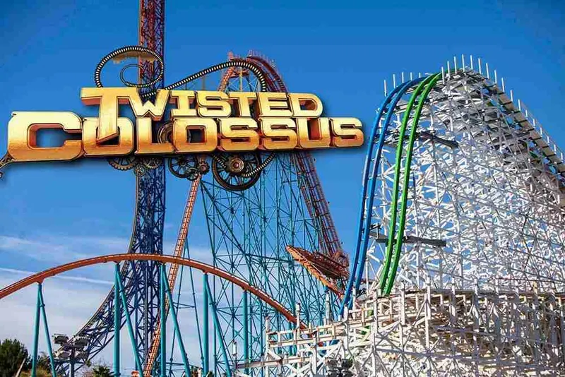 Cartel de Twisted Colossus ante sus vías de madera y acero, en Six Flags Magic Mountain