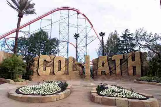 El rótulo de piedra de Goliath delante de la montaña rusa roja