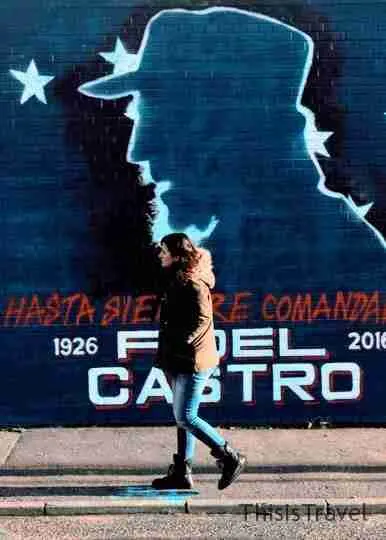 Viajera paseando ante el mural de «Hasta siempre, comandante» dedicado a Fidel Castro, en Belfast