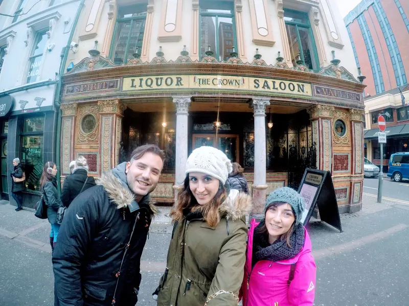 Tres viajeros ante la fachada del Crown Liquor Saloon, en Belfast