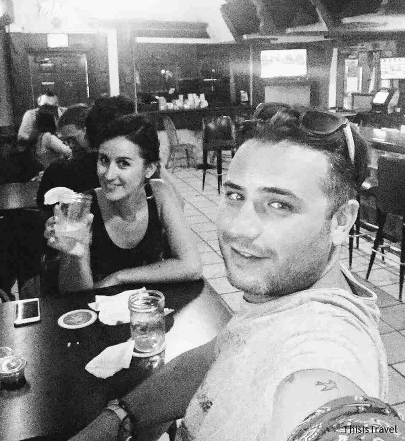 cenando en un pub de Barstow