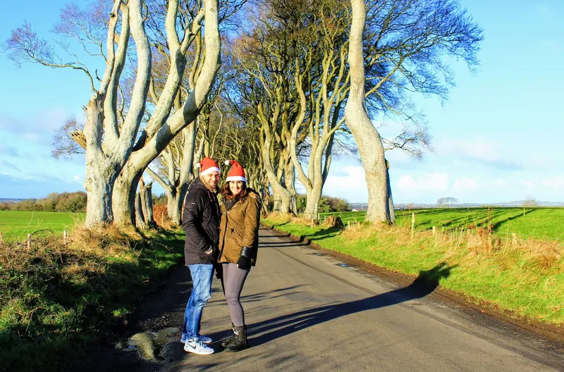 Pareja en la carretera de los Dark Hedges, entre hayas retorcidas