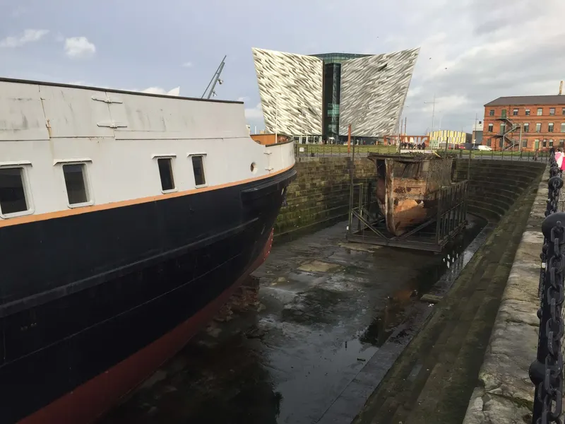 El edificio del Titanic Belfast y el barco Nomadic en su dique