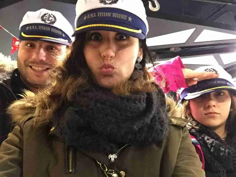 Selfi con gorras de capitán en el museo del Titanic