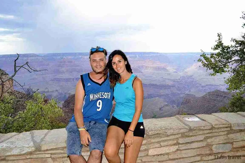 Pareja en un mirador del borde sur del Gran Cañón