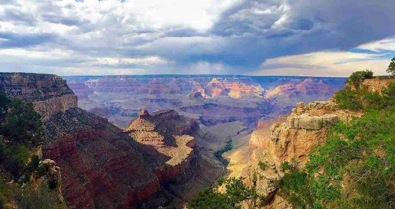 Vista del Gran Cañón bajo un cielo de nubes
