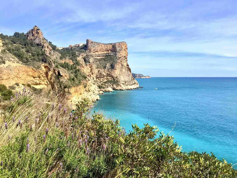 Acantilados sobre el mar turquesa en la costa de la Marina Alta