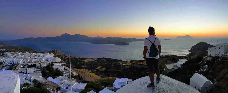 atardecer sobre Milos