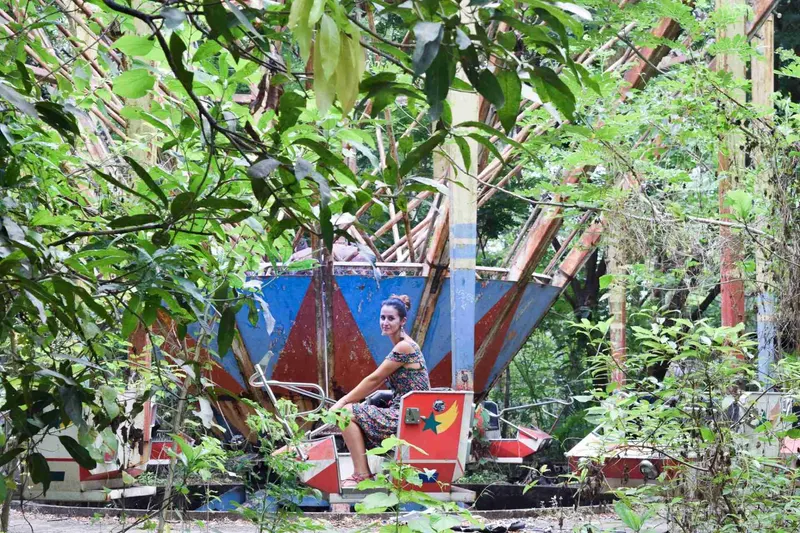 Persona subida a una de las atracciones abandonadas del parque