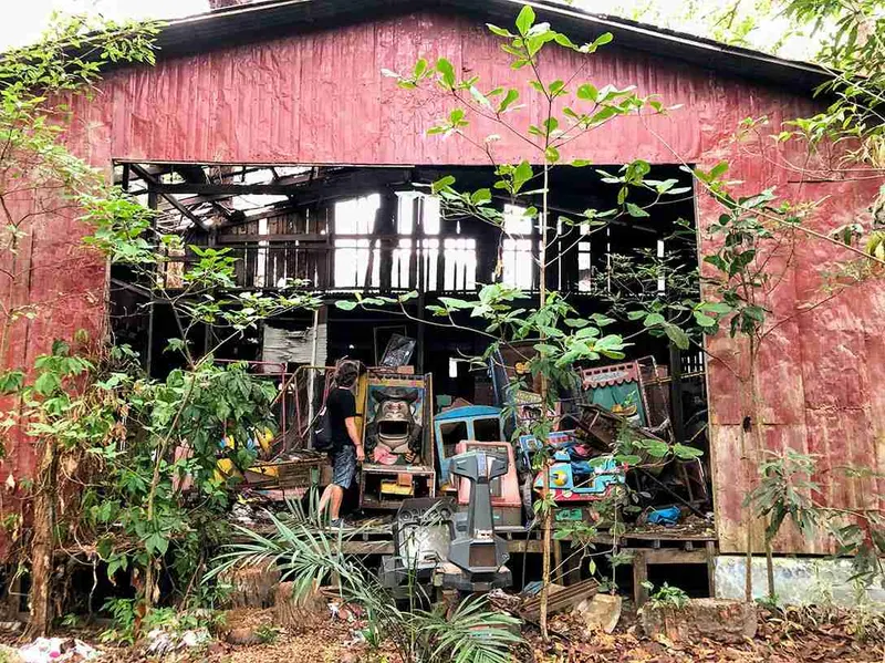 Estructura abandonada del parque, con las plantas creciendo entre el hierro