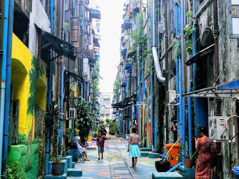 Callejuela de Yangón pintada de murales de colores, entre las calles 41 y 42