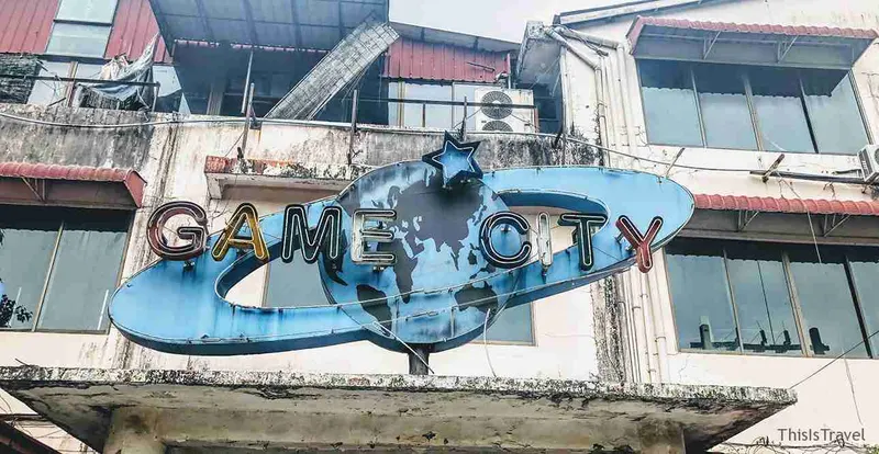 El rótulo oxidado de Game City sobre la entrada del parque abandonado