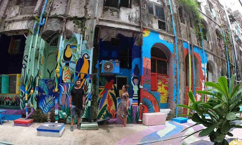 Fachada azul cubierta de grafitis en el barrio del street art de Rangún