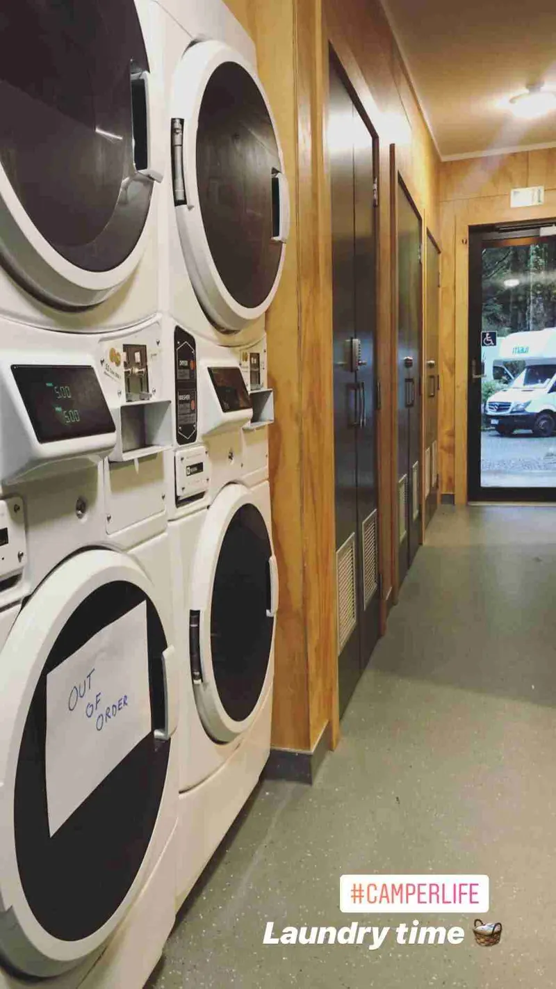 Fila de lavadoras en una lavandería de autoservicio