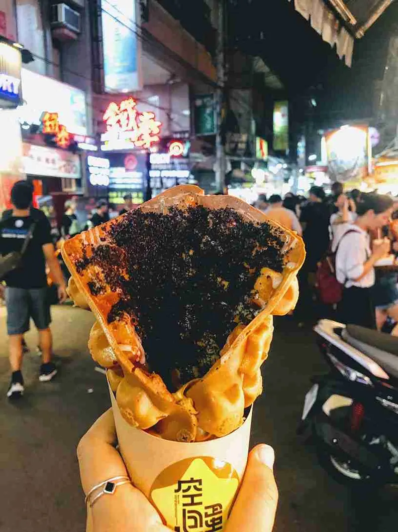 Gofre de burbujas con helado en un mercado nocturno de Taichung