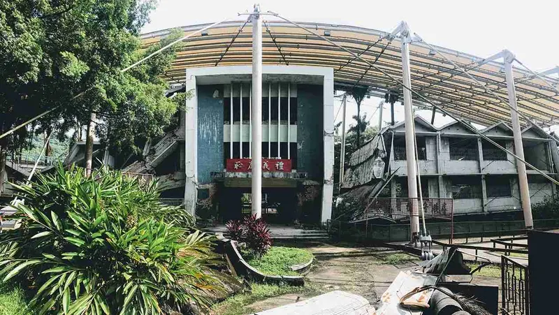Edificio derrumbado que se conserva en el museo del terremoto de Taichung