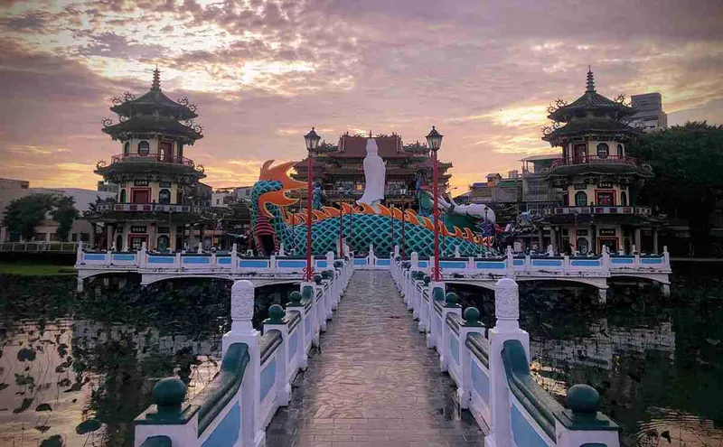 Atardecer sobre los pabellones del Lotus Pond, en Kaohsiung