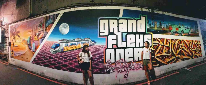 Mural de grafiti en una calle de Taipéi, con dos personas posando delante