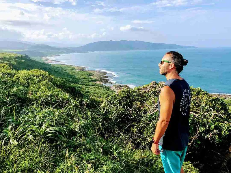 Mirador sobre las colinas verdes y el mar del parque nacional de Kenting