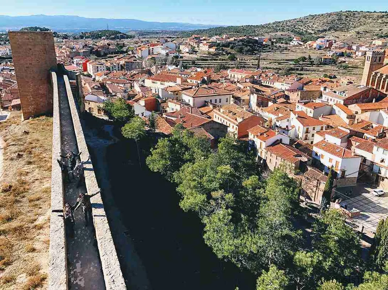 Panorámica de los tejados rojizos de Mora de Rubielos desde lo alto