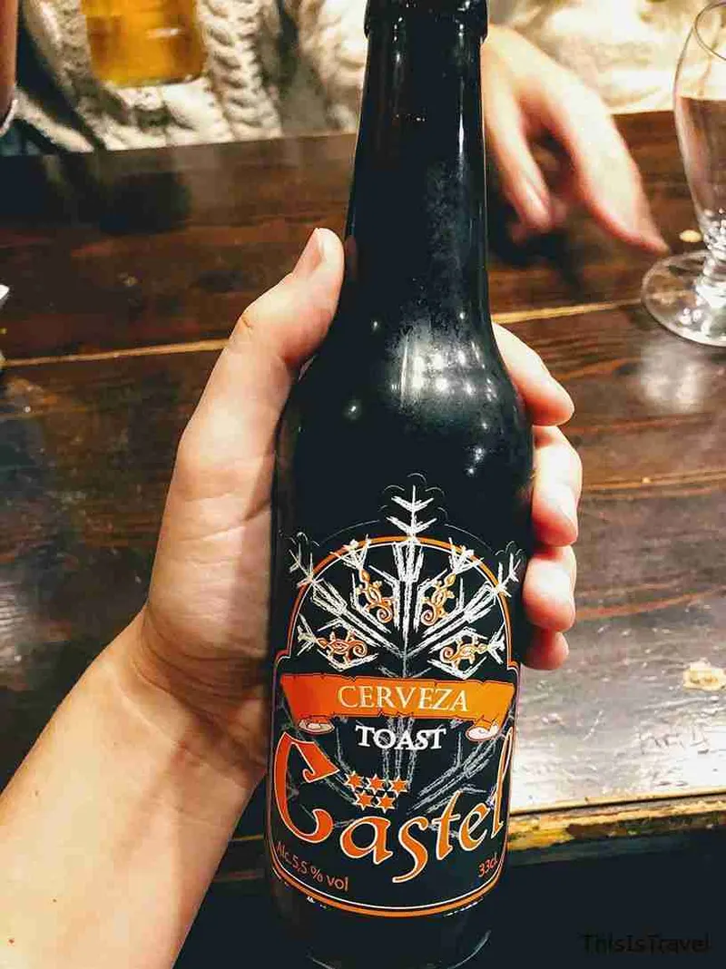 Botella de cerveza artesana de la zona en la mano