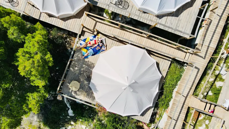 Tiendas del glamping Dreamsea sobre los acantilados de Benitatxell