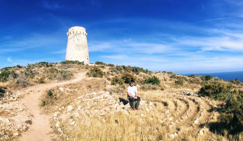 La torre vigía del Cap d’Or, al final de la ruta desde el Portet