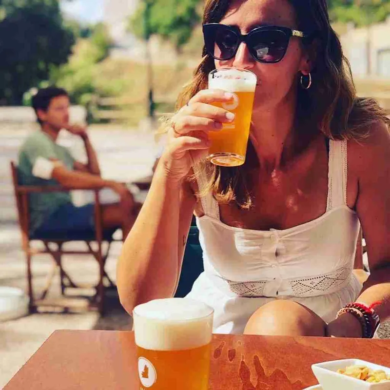 saboreando la cerveza happy trip