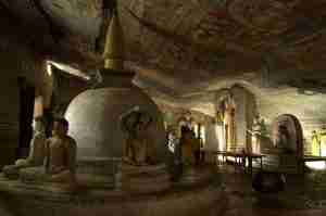Cuevas de Dambulla interior cueva de Dambulla