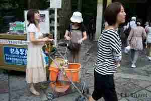 gente de Nikko mujer paseando a su perro por los templos de Nikko