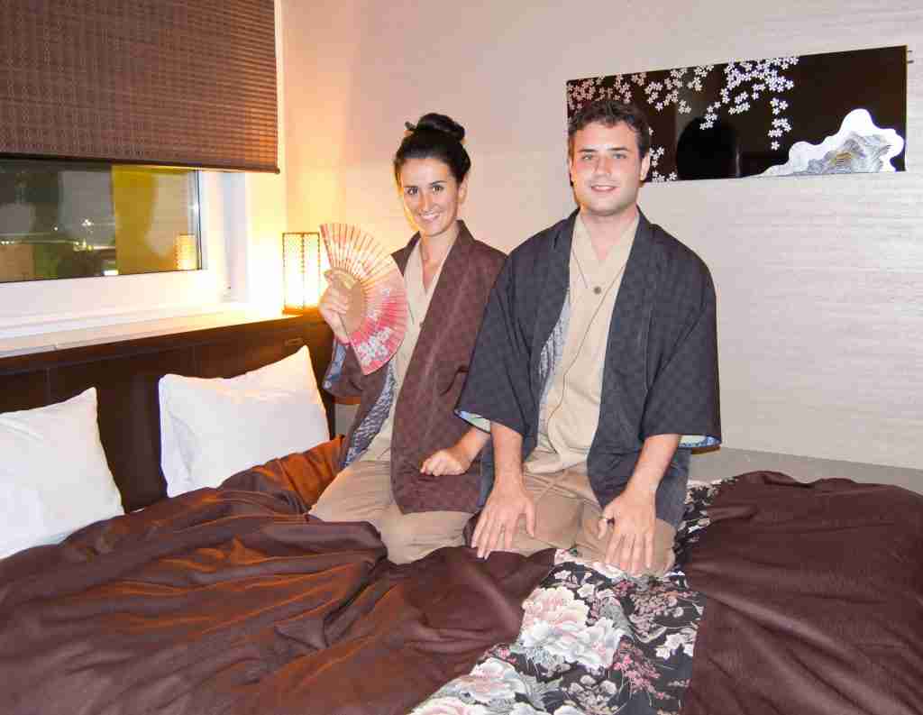 japoneses en acción de nuevo vestidos con Yucatas