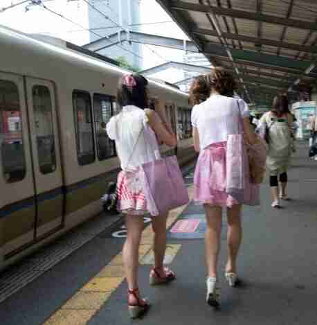 chicas de Osaka japonesas en el metro de Osaka