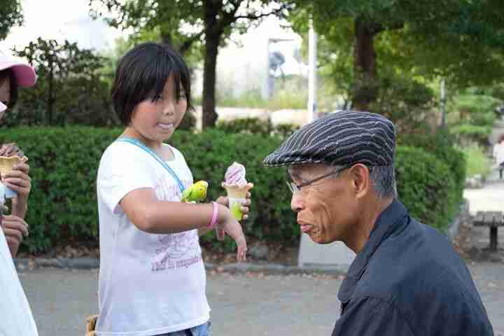 gente de Osaka simpatico iaio con su periquito