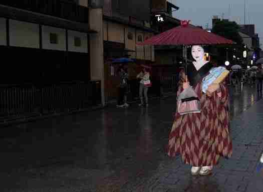 Maiko por el distrito de Gion Maiko caminando a un local en Gion