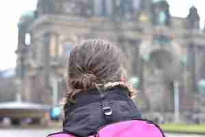 tras de ti Kyke mirando la catedral de berlin