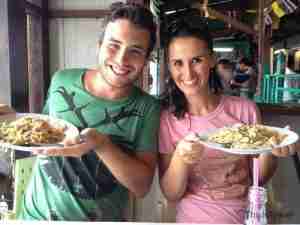 comiendo nuestro plato favorito tailandes