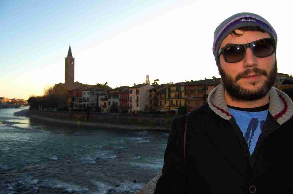 dsc_0532 kyke con las vistas de Verona al fondo