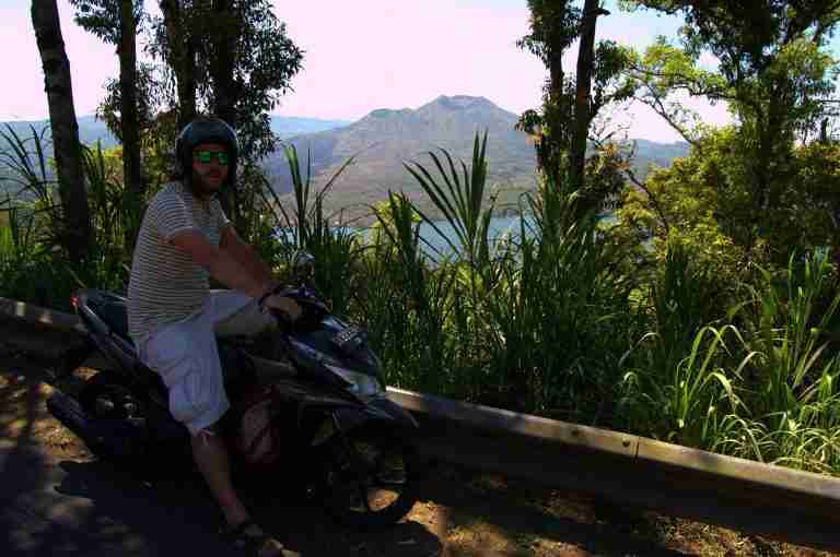 dsc_0217 Kike con la moto con el Volcan Batur y su lago