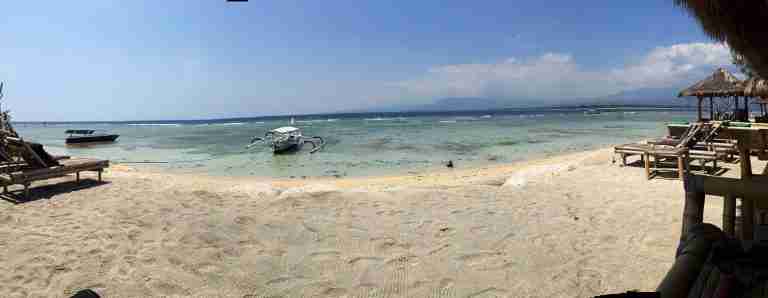 Angela en las aguas de Gili Air
