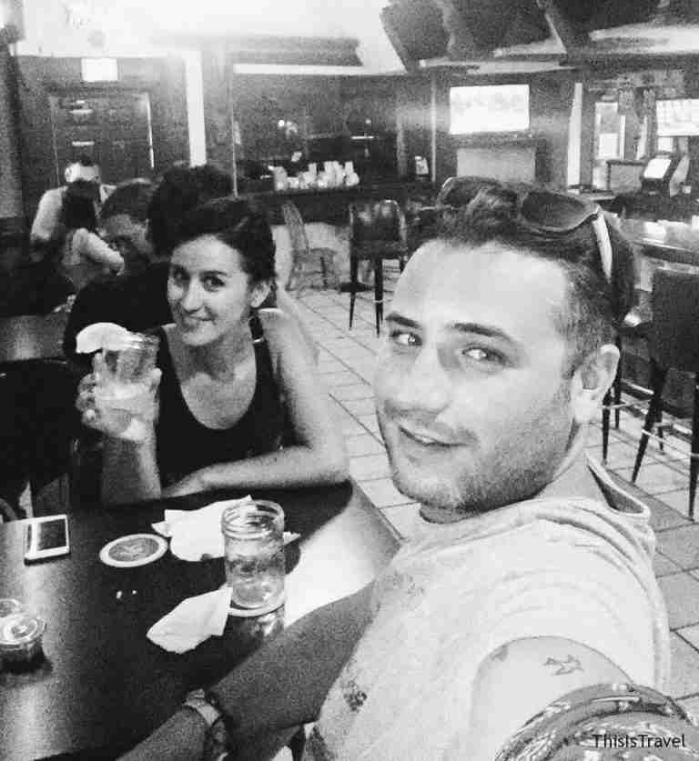 cenando en un pub de Barstow