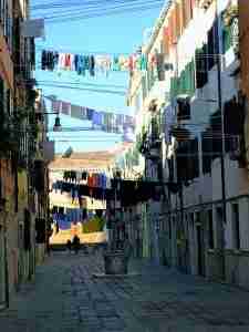 ropa tendida en venecia calles de venecia