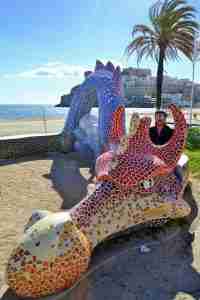 Quique sobre el dragon de Peñiscola