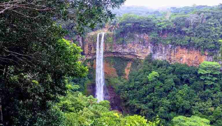 cascada chamarel al atardecer