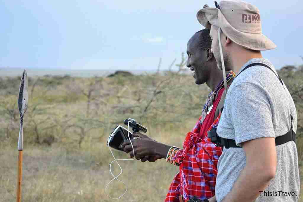 Parque natural de Masai mara. William, nuestro guia masai vuela el dron