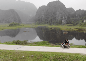 moto vietnam Recorriendo en moto zona Ninh Binh, Vietnam