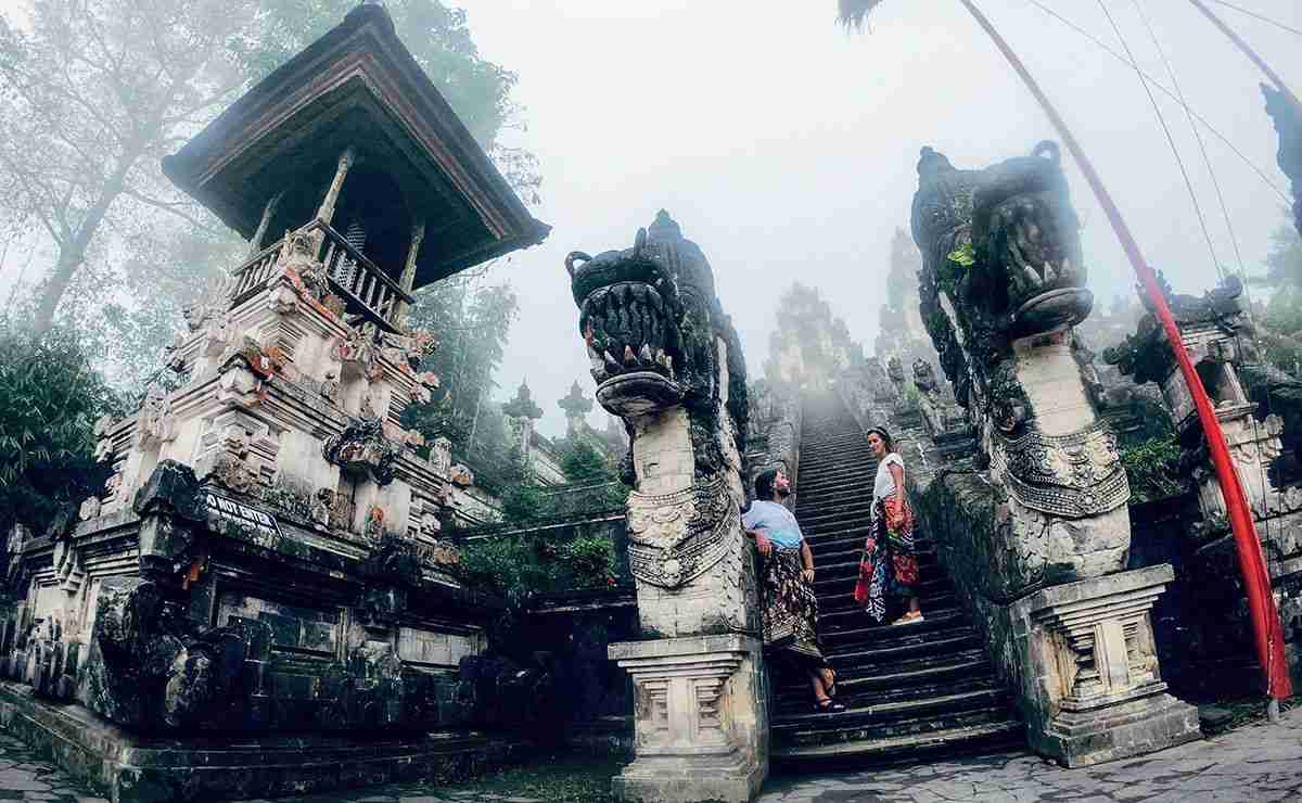 escaleras nubosas del templo Bali