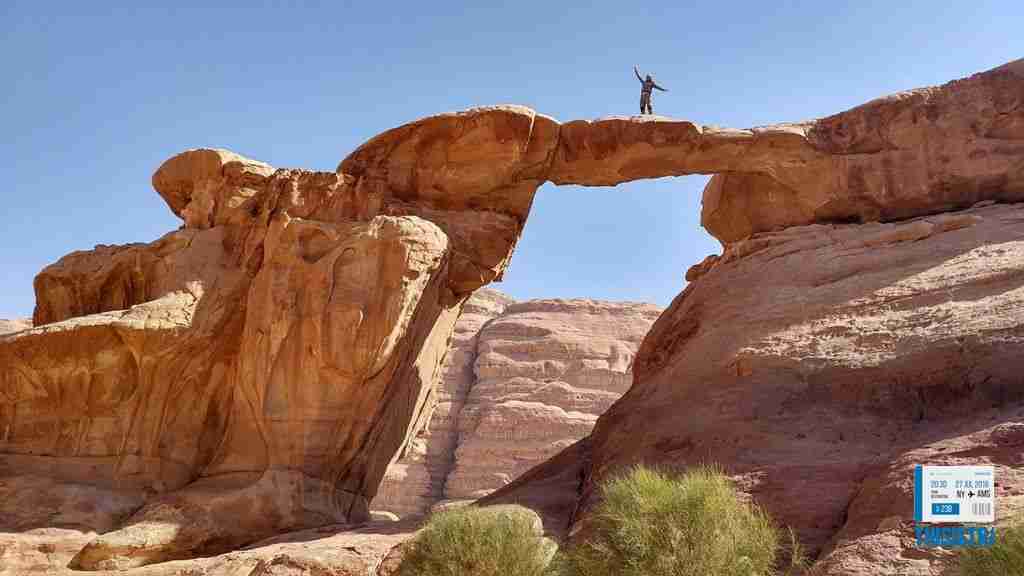 sobre el arco en el espectacular desierto del Wadi Rum